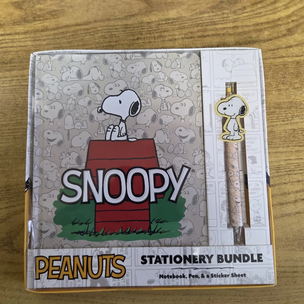 Peanuts Snoopy Red and Green Stationery Set